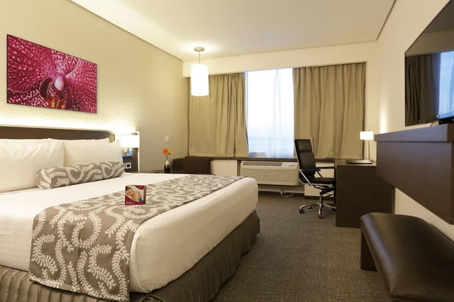 غرفة بسرير كينج بإطلالة على المسبح، Crowne Plaza Airport Panama 3/4