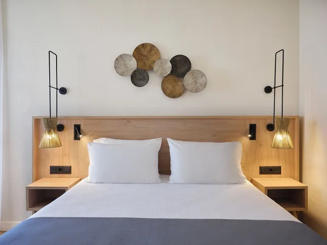 غرفة بسرير كوين بإطلالة على البحر مع أريكة، Atlantica Ocean Beach Resort 1/3