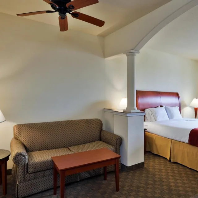 جناح بسرير كينج مع أريكة، Holiday Inn Express Hotel Suites Fairfield North 4/5