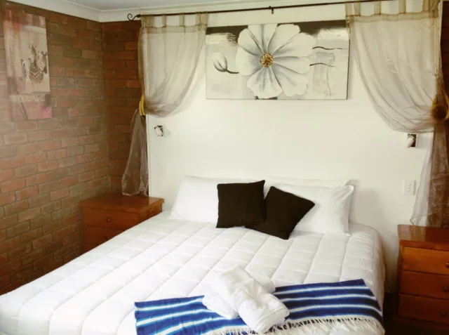 غرفة ديلوكس بسرير كينج بحوض جاكوزي، Avlon Gardens Motel And Holiday Houses 1/3