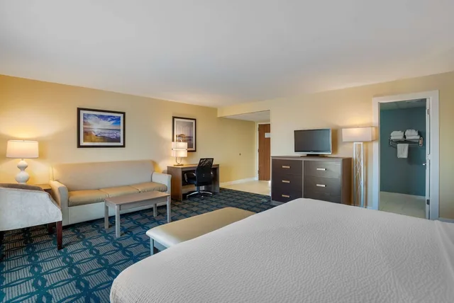 غرفة قياسية بسرير كينج بشرفة مع أريكة لذوي الإعاقة، Best Western Plus In Ocean City 5/9