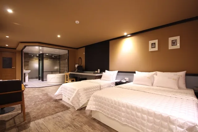 غرفة ديلوكس بسرير مزدوج وسرير فردي، G7 Hotel 2/2