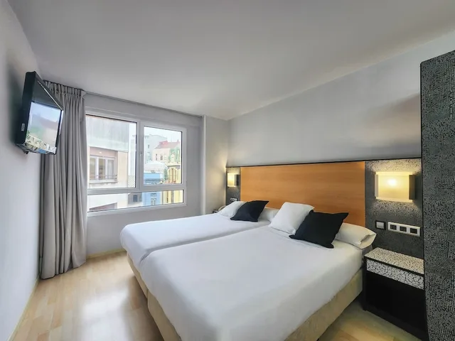 غرفة بسريرين منفصلين مع أريكة، Hotel Faranda Express Pathos Gijon, Ascend Hotel Collection 1/5