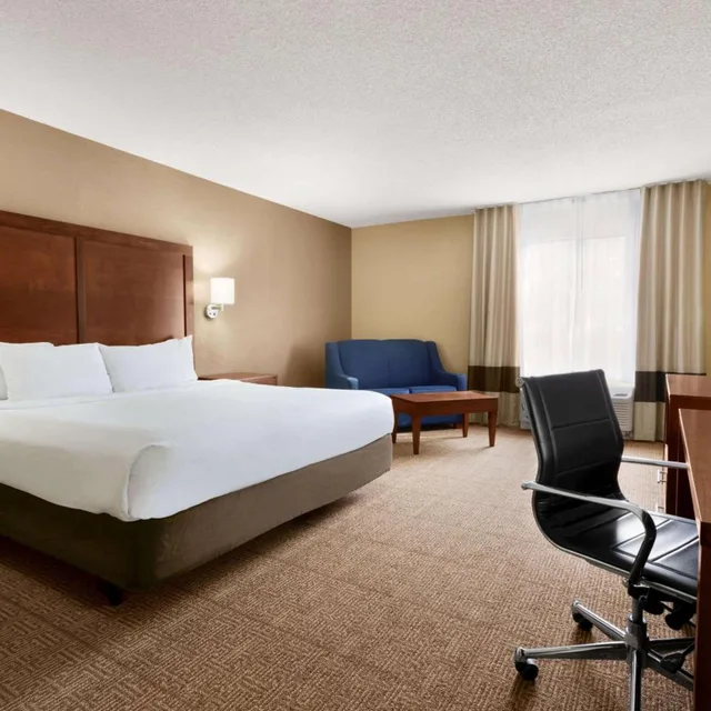 غرفة بسرير كينج مع أريكة، Baymont by Wyndham Rocky Mount 3/4