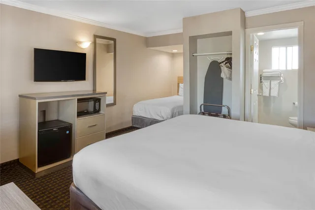 غرفة بسرير كوين وسرير فردي، SureStay Hotel by Best Western San Rafael 5/8