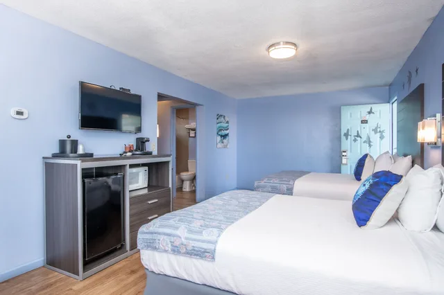 غرفة ثلاثية بسريرين كوين بإطلالة جزئية على البحر، Aqua Breeze Inn 2/5