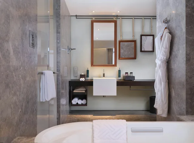 غرفة بريميوم بسرير كينج بإطلالة على البحر، Hilton Dalian Golden Pebble Beach Resort 4/4
