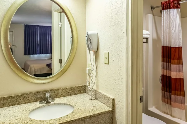 غرفة ديلوكس بسرير كوين، Red Roof Inn Columbus - Taylorsville 2/3