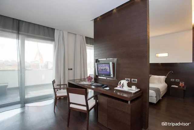 جناح جونيور، Hotel Selene 8/10