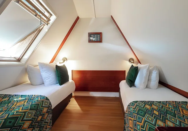 غرفة عائلية بسرير كوين وسريرين فرديين، Hotel Des Arts 1/10