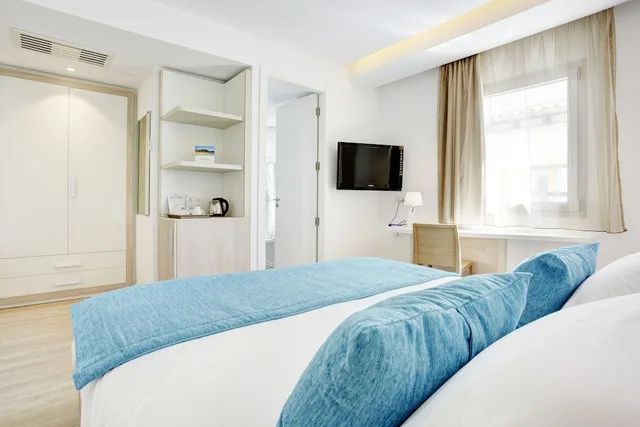غرفة قياسية بسرير مزدوج بإطلالة جزئية على البحر، La Goleta Hotel De Mar - Adult Only 1/5