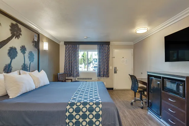 غرفة ديلوكس بسرير كينج بحوض جاكوزي للمدخنين، Hotel Seville 1/7