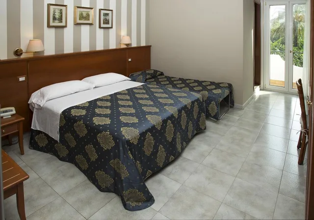غرفة قياسية ثلاثية، HOTEL REDEBORA 1/1