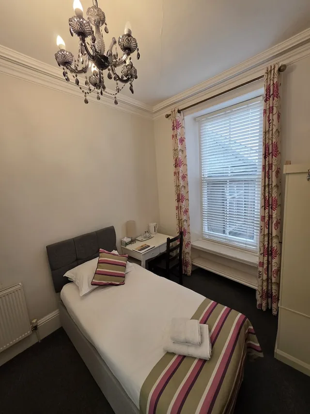 غرفة مفردة بسرير فردي، Harry's Hotel 2/5