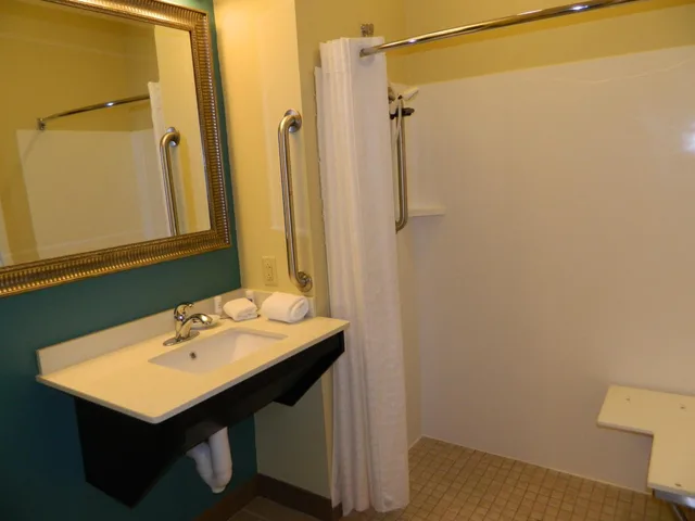 غرفة بسريرين كوين بحوض استحمام لذوي الإعاقة، Best Western Plus Harrisburg Mechanicsburg 6/7