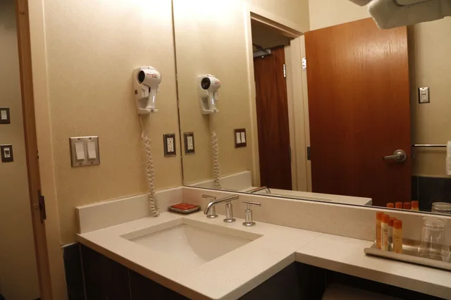 Room, King Bed, Atrium View، Harborside Inn Of Boston 7/9