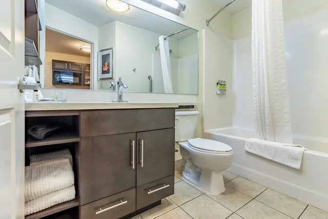 جناح استوديو بسرير كوين لذوي الإعاقة، Candlewood Suites Lincoln 2/2