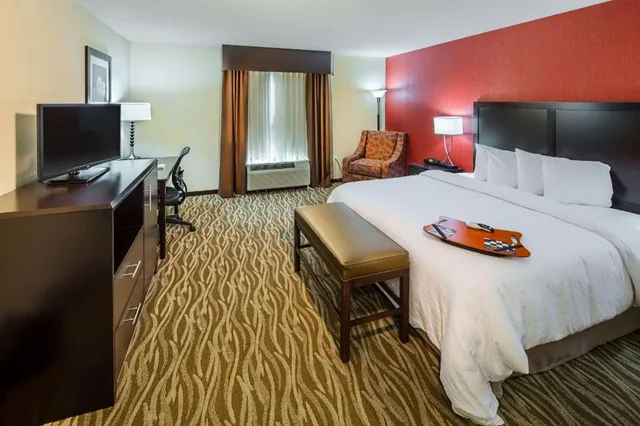 غرفة بسرير كينج بحوض جاكوزي لذوي الإعاقة، Hampton Inn Augusta Fort Eisenhower 1/6