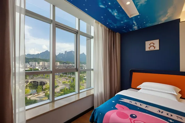 غرفة عائلية بسرير كينج وسرير فردي بإطلالة على الجبل، Ramada by Wyndham Zhangjiajie Tianmen Mountain 2/10