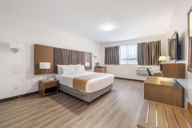 Room, Queen Bed, Hotel Montreal Metropolitan, an Ascend Collection Hotel 2/5