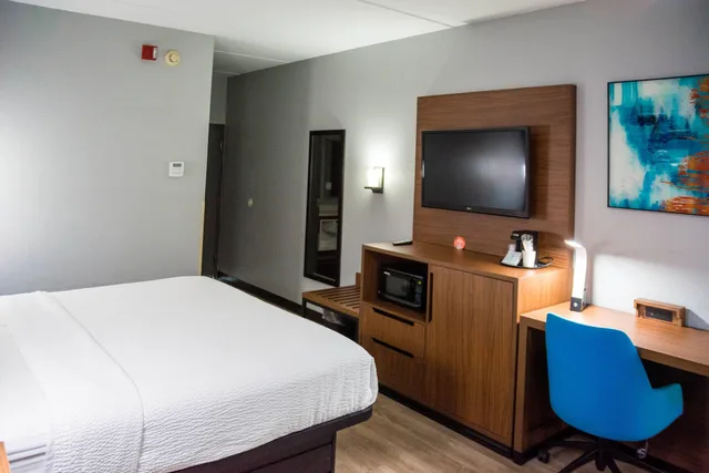 غرفة بسرير كينج بحوض استحمام، La Quinta Inn & Suites by Wyndham Fayetteville I-95 3/5