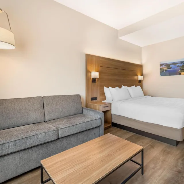 غرفة بسرير كينج مع أريكة، Best Western Plus 1000 Islands Hotel & Suites 2/3