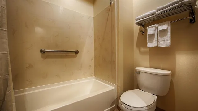 جناح بسرير كينج مع أريكة بجاكوزي، Best Western Lockhart Hotel & Suites 2/2