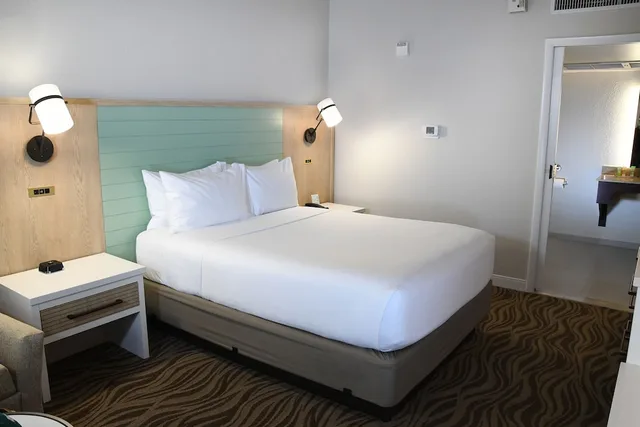 Room, Queen Bed, Exterior Entrance, Accessible, Wyndham Garden Lake Buena Vista Disney Springs Resort 2/7