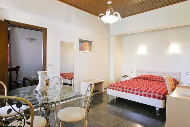 جناح بسرير كينج مع أريكة، Grecian Castle Hotel 4/6