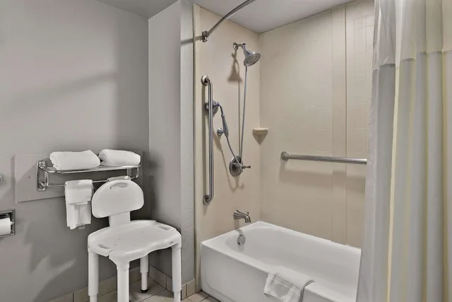 غرفة بسرير كينج للمدخنين لذوي الإعاقة، Quality Inn And Suites Vidalia 4/4
