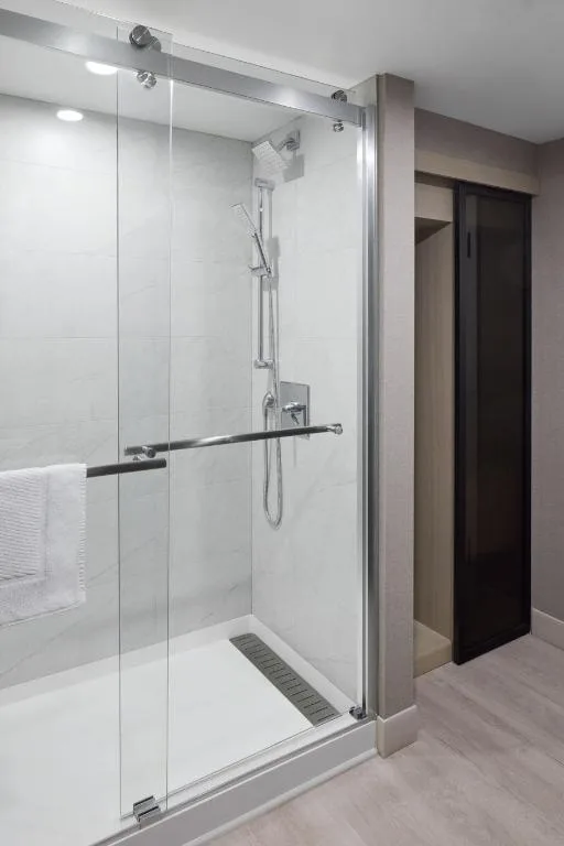 غرفة كلوب تنفيذية بسرير كينج مع دخول صالة النادي، Toronto Airport Marriott 5/5