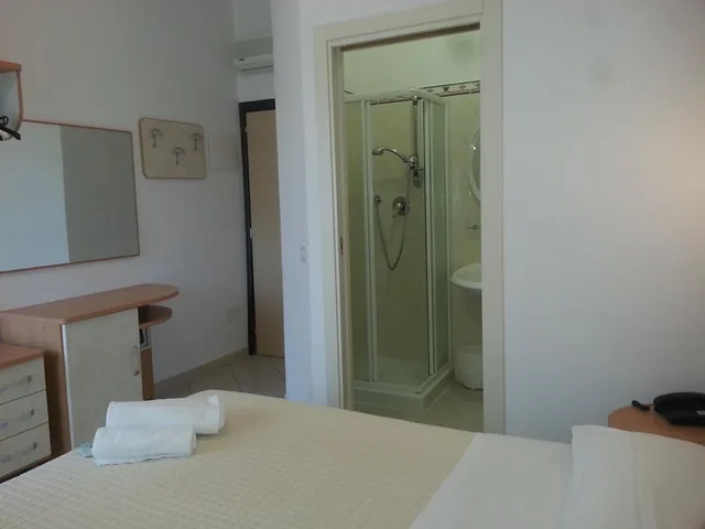 غرفة قياسية بسريرين منفصلين بإطلالة على المتنزه، HOTEL PRESTIGE 2/6