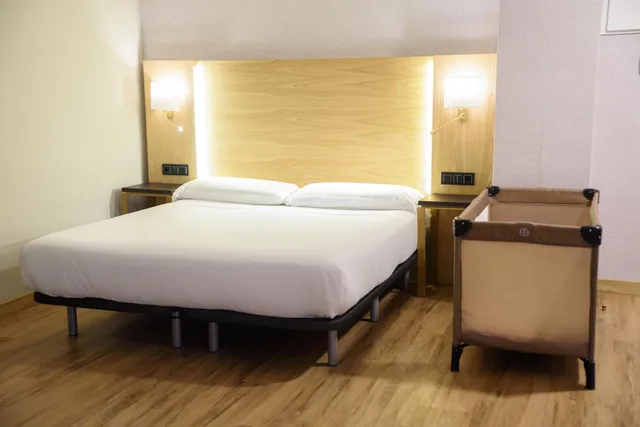 غرفة بسرير مزدوج مع سرير إضافي، Hotel Zentral Mayoral Toledo 4/7