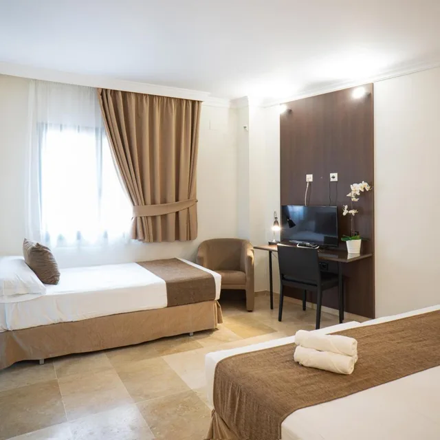 غرفة كومفورت ثلاثية، Hotel Mainake Sl 4/9