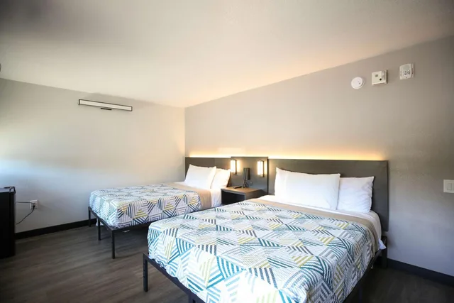 2 Queen Beds Mob Acc RI Shwr Nsmk Micfridg، Motel6 Sacramento, CA - Central 7/10