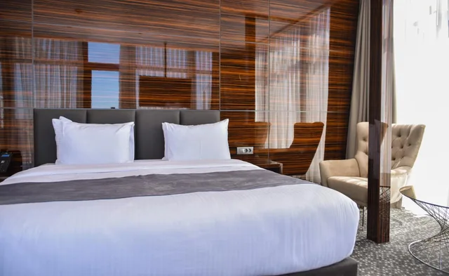 جناح جونيور بشرفة، Hotel Monarch 5/9