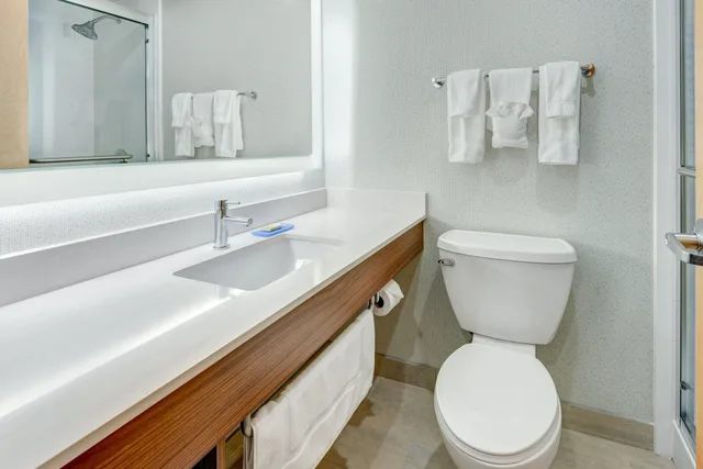 Standard, 2 Queen Beds, Holiday Inn Express & Suites West Long Branch - Eatontown 3/3