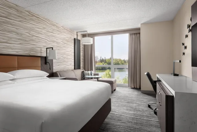 غرفة بسرير كينج بحوض استحمام لذوي الإعاقة، Lincolnshire Marriott Resort 2/10
