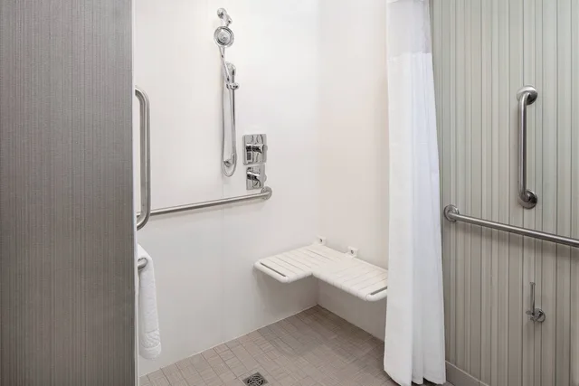 غرفة بسريرين كوين لذوي الإعاقة، Courtyard By Marriott Dallas Downtown Reunion District 3/3