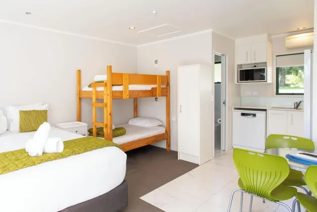 استوديو بسرير كينج وسرير بطابقين، Lake Taupo TOP 10 Holiday Resort 2/4