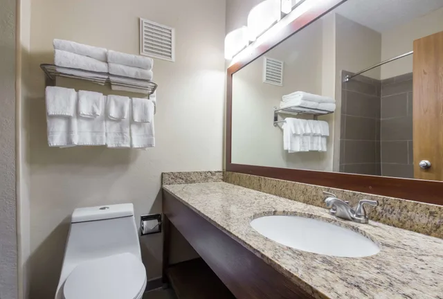 جناح بسرير كوين مع أريكة، Quality Inn & Suites Green Bay - Ashwaubenon 7/8