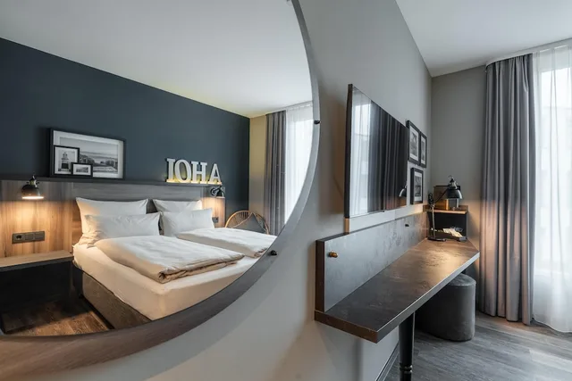 غرفة قياسية بسرير كوين في طابق مرتفع، HARBR. hotel Ludwigsburg 4/10