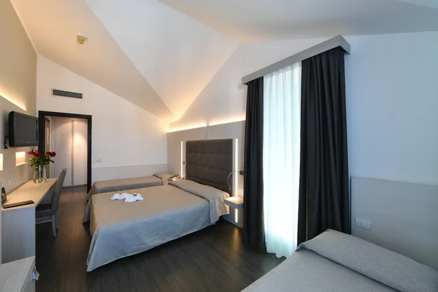 غرفة كومفورت رباعية بسرير مزدوج وسريرين منفصلين بإطلالة جزئية على البحر، Hotel Europa Jesolo 1/5