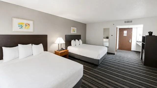 غرفة قياسية بسريرين كوين، Atrium Hotel And Suites 2/10