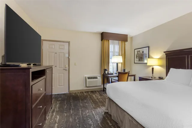 غرفة بسرير كوين بحوض استحمام لذوي الإعاقة، Best Western Frontier Motel 1/7