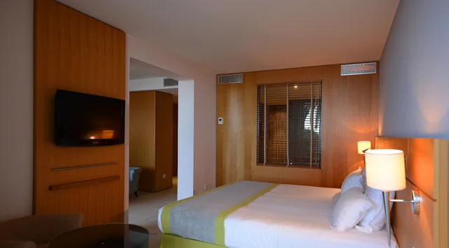 جناح بسرير كينج بإطلالة على البحر مع أريكة، Hotel Dolce Vita 1/9