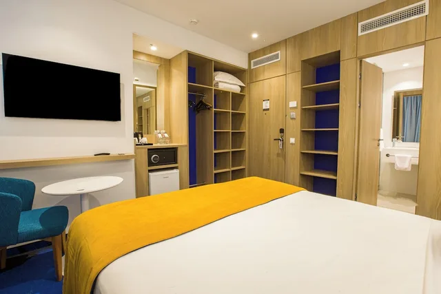 Deluxe, Queen Bed, Carlton 5/10
