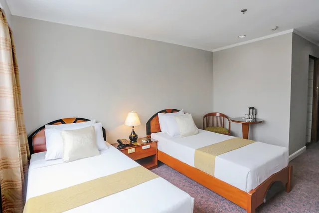 غرفة سوبيريور بسريرين منفصلين، Holiday Plaza Hotel 1/3