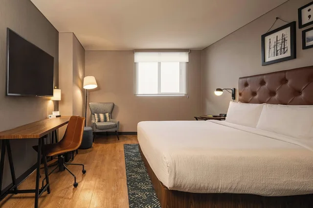 غرفة سوبيريور بسرير كينج بإطلالة على المدينة مع أريكة، Four Points By Sheraton Mexico City Colonia Roma 4/10