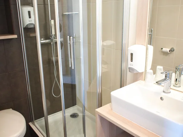 غرفة عائلية بسرير مزدوج وسريرين منفصلين، Hôtel Inn Design Vannes Resto Novo 4/8